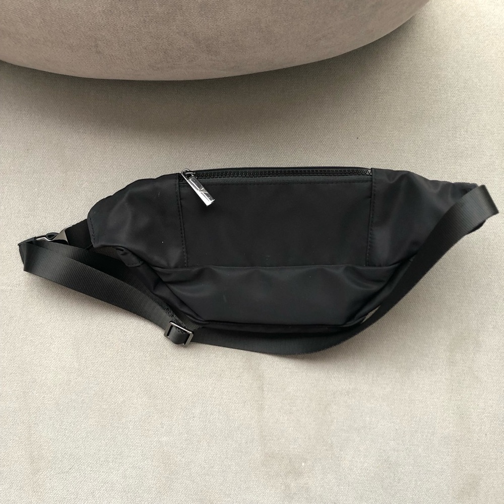 Alo Yoga Explorer Fanny Pack Black - Picture 11 of 15